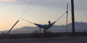 Μύκονος: Έστησε αιώρα σε κολώνες της ΔΕΗ και είδε το ηλιοβασίλεμα χωρίς να πληρώσει ούτε ένα ευρώ