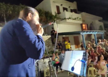 Alldaynews.gr Νάξος: Ο παπάς του χωριού έπιασε το μικρόφωνο και ξεκίνησε να… ραπάρει(video)