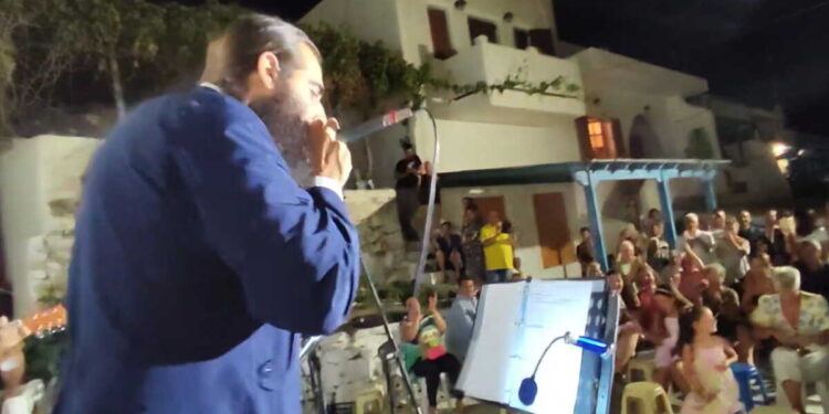 Alldaynews.gr Νάξος: Ο παπάς του χωριού έπιασε το μικρόφωνο και ξεκίνησε να… ραπάρει(video)