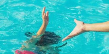 Alldaynews.gr Θρίλερ στην Kόρινθο: Μυστήριο με την 6χρονη που πνίγηκε-Υπάρχουν μαρτυρίες οτι φορούσε ρούχα και παπούτσια