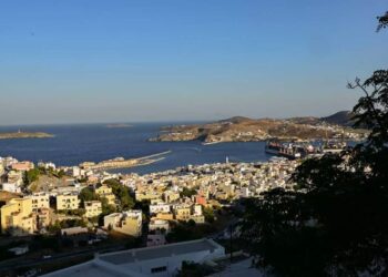 «Ντου» σε καταστήματα και παραλίες σε Άνδρο και Σύρο – 18.000 ευρώ πρόστιμα