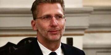 Alldaynews.gr Δύσκολες ώρες για τον Υπουργό Άκη Σκέρτσο-Σοβαρή επέμβαση ο γιός του