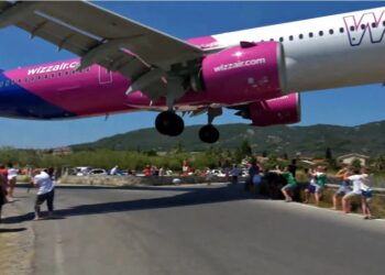 Σκιάθος: Τρομακτική προσγείωση αεροπλάνου, πέρασε μια ανάσα από τον κόσμο[video]