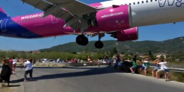 Σκιάθος: Τρομακτική προσγείωση αεροπλάνου, πέρασε μια ανάσα από τον κόσμο[video]