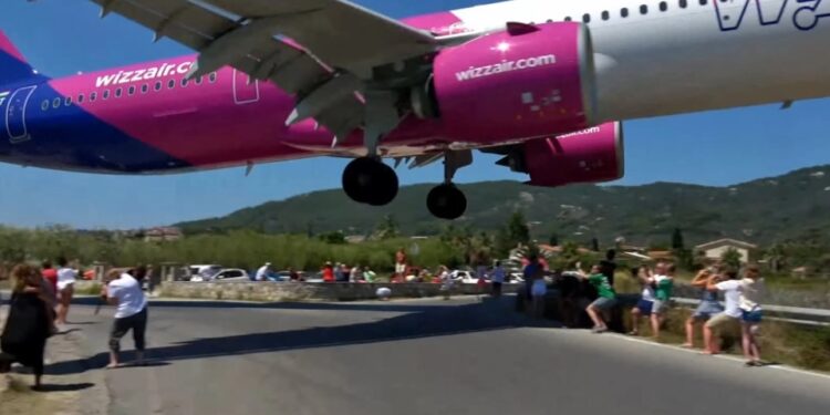 Σκιάθος: Τρομακτική προσγείωση αεροπλάνου, πέρασε μια ανάσα από τον κόσμο[video]