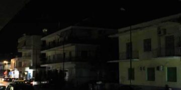 Σκοτεινοί δρόμοι: Άρχισε η συσκότιση σε συνοικίες της Αθήνας για εξοικονόμηση ενέργειας (video)