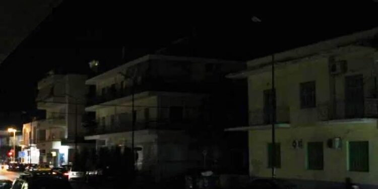 Σκοτεινοί δρόμοι: Άρχισε η συσκότιση σε συνοικίες της Αθήνας για εξοικονόμηση ενέργειας (video)