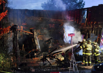 Πυροσβέστης κλήθηκε σε σπίτι της οικογένειάς του: Κάηκαν 10 συγγενείς του – Τα 2 παιδιά του (φωτο, video)