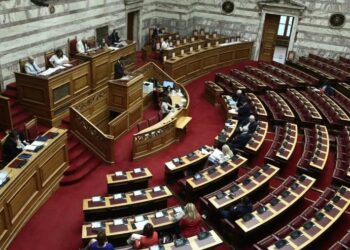 Στη Βουλή οι παρακολουθήσεις – Σήμερα η «μάχη» των αρχηγών στη Βουλή