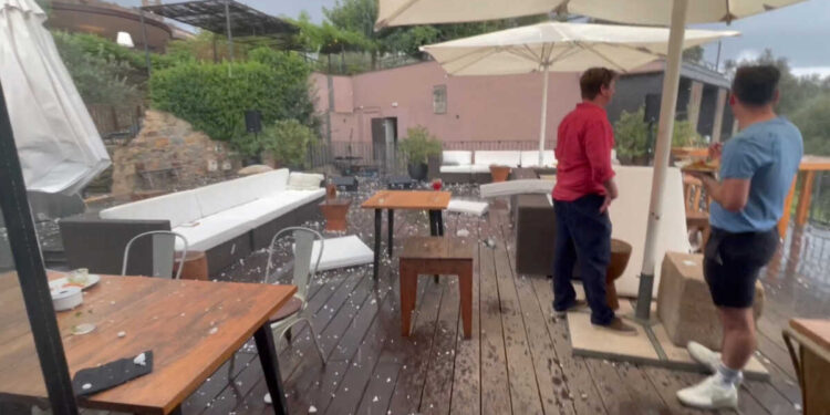 Alldaynews.gr Απίστευτη τραγωδία με χαλάζι: Νεκρό μωρό 20 μηνών από χτύπημα στο κεφάλι (φωτο, video)