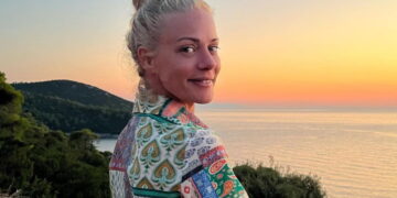 Alldaynews.gr Ζέτα Μακρυπούλια: Τόπλες σε ερημική παραλία στις διακοπές της