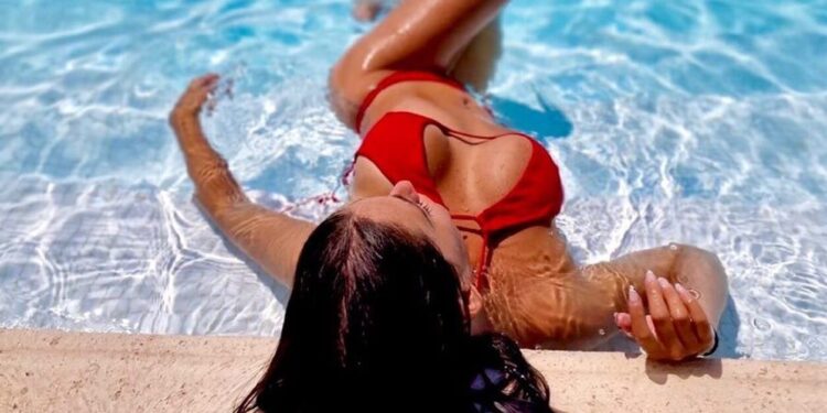 Alldaynews.gr Ποια είναι η πανέμορφη δασκάλα που έριξε «χυλόπιτα» στο «Love Island» (φωτο)