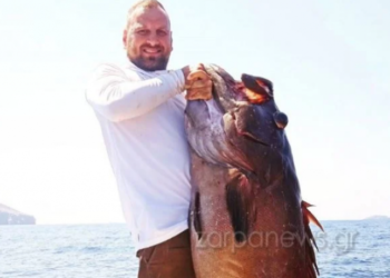 Ερασιτέχνες ψαράδες πήγαν για ψάρεμα και έβγαλαν αυτό το «τέρας» 42 κιλών (φωτο)