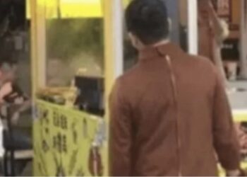 Tαξίδεψε ντυμένος αρκούδος για να κάνει έκπληξη στην κοπέλα του και… την βρήκε αγκαλιά με άλλον (video)