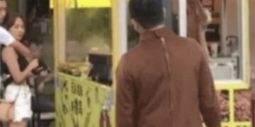 Alldaynews.gr Tαξίδεψε ντυμένος αρκούδος για να κάνει έκπληξη στην κοπέλα του και… την βρήκε αγκαλιά με άλλον (video)