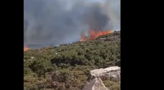 Νυχτερινή μάχη με τις φλόγες στη Νάξο