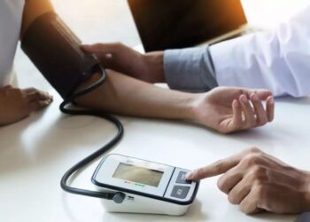 Αρτηριακή πίεση: Σε ποιο χέρι τη μετράτε; Τι πρέπει να προσέξετε