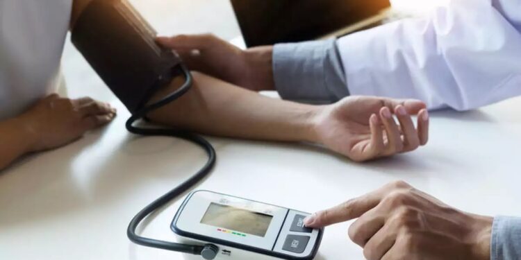 Αρτηριακή πίεση: Σε ποιο χέρι τη μετράτε; Τι πρέπει να προσέξετε
