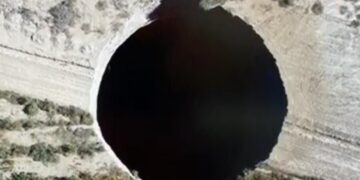 Μυστήριο με γιγαντιαία μαύρη τρύπα που άνοιξε ξαφνικά στο έδαφος (video)