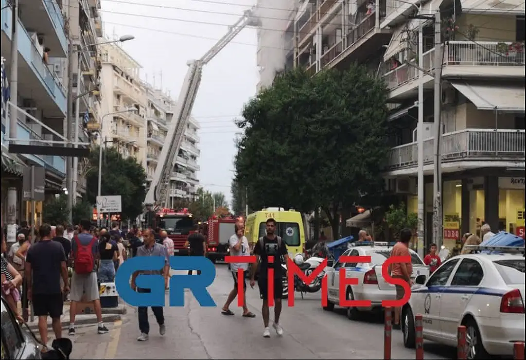 Φωτιά σε διαμέρισμα στη Θεσσαλονίκη: Έξι απεγκλωβισμοί – Μία ένοικος στο νοσοκομείο και δύο νεκρά σκυλάκια