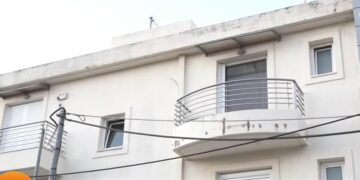 Alldaynews.gr Διαρρήκτης μπούκαρε σε ιατρείο ήπιε τον χυμό του και φεύγοντας τσακίστηκε πέφτοντας στο κενό (video)