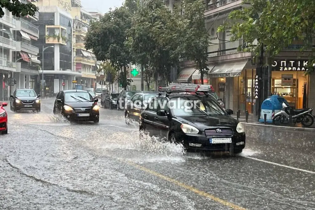 Καταιγίδα στη Θεσσαλονίκη: “Ποτάμια” οι δρόμοι - Προβλήματα στην κυκλοφορία (φωτο, video)