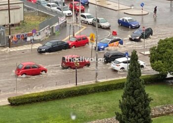 Καταιγίδα στη Θεσσαλονίκη: “Ποτάμια” οι δρόμοι – Προβλήματα στην κυκλοφορία (φωτο, video)