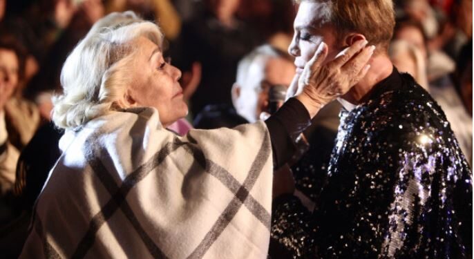 Alldaynews.gr Ο Τάκης Ζαχαράτος τραγούδησε γονατιστός στην Μαρινέλλα και εκείνη ξέσπασε σε κλάματα(video)