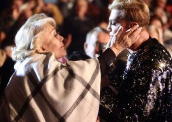 Ο Τάκης Ζαχαράτος τραγούδησε γονατιστός στην Μαρινέλλα και εκείνη ξέσπασε σε κλάματα [Βίντεο]