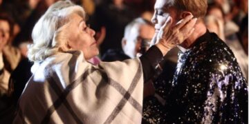 Ο Τάκης Ζαχαράτος τραγούδησε γονατιστός στην Μαρινέλλα και εκείνη ξέσπασε σε κλάματα [Βίντεο]