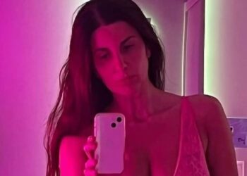 Όλγα Φουντέα: H selfie φωτογραφία στο μπάνιο με διάφανα ροζ εσώpoυχα (φωτο)