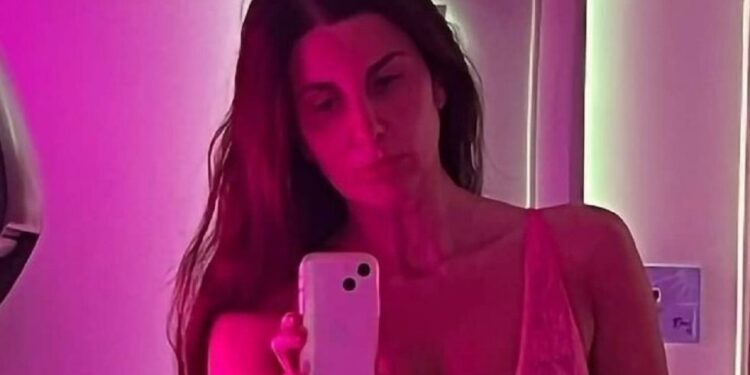 Alldaynews.gr Όλγα Φουντέα: H selfie φωτογραφία στο μπάνιο με διάφανα ροζ εσώpoυχα (φωτο)