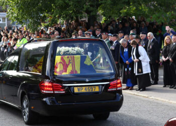 Βασίλισσα Ελισάβετ: Ξεκίνησε από το Μπαλμόραλ η πομπή με τη σορό της