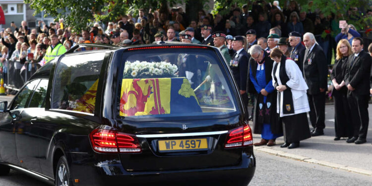 Βασίλισσα Ελισάβετ: Ξεκίνησε από το Μπαλμόραλ η πομπή με τη σορό της