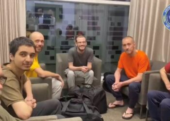 Ο Αμπράμοβιτς στην απελευθέρωση Βρετανών αιχμαλώτων των Ρώσων – Έμειναν έκπληκτοι όταν τον είδαν μπροστά τους