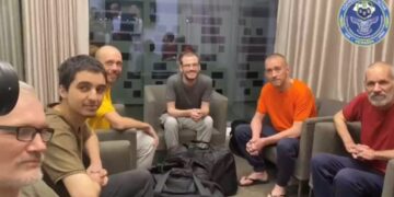 Ο Αμπράμοβιτς στην απελευθέρωση Βρετανών αιχμαλώτων των Ρώσων – Έμειναν έκπληκτοι όταν τον είδαν μπροστά τους