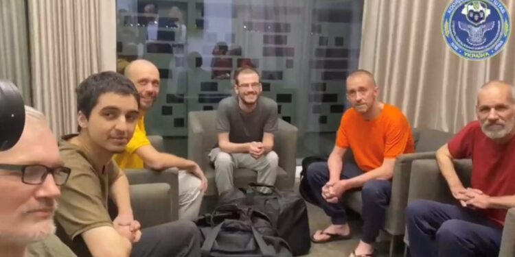 Ο Αμπράμοβιτς στην απελευθέρωση Βρετανών αιχμαλώτων των Ρώσων – Έμειναν έκπληκτοι όταν τον είδαν μπροστά τους