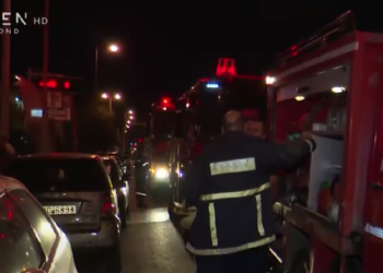 Φωτιά σε πολυκατοικία στο Περιστέρι: Στο νοσοκομείο ένας 60χρονος (video)