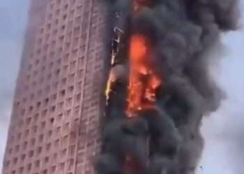 Φωτιά σε ουρανοξύστη: Φόβοι για εκατοντάδες θύματα μέσα στις φλόγες, πλάνα που σοκάρουν (video)