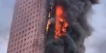 Alldaynews.gr Φωτιά σε ουρανοξύστη: Φόβοι για εκατοντάδες θύματα μέσα στις φλόγες, πλάνα που σοκάρουν (video)
