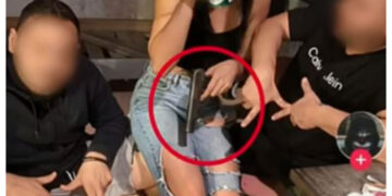 Alldaynews.gr Πολυτεχνειούπολη: Φωτογραφία με την δόκιμο αστυνομικό να κρατά όπλο στα χέρια