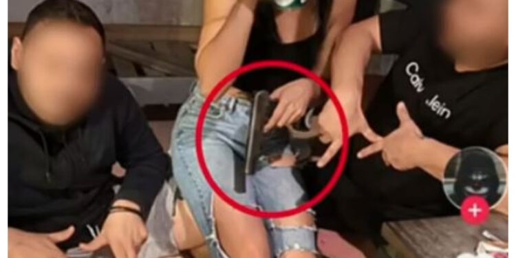 Alldaynews.gr Πολυτεχνειούπολη: Φωτογραφία με την δόκιμο αστυνομικό να κρατά όπλο στα χέρια