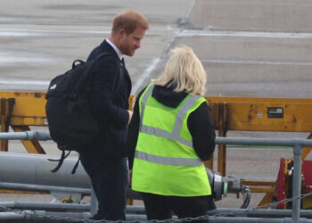 Αποκάλυψη για τηλεφώνημα στον Χάρι από τον πατέρα του Κάρολο: «Δεν είναι σωστό να φέρεις την Μέγκαν» στην ετοιμοθάνατη Ελισάβετ
