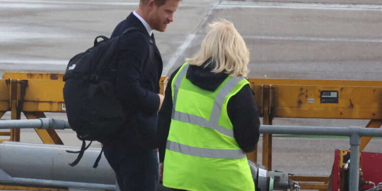 Αποκάλυψη για τηλεφώνημα στον Χάρι από τον πατέρα του Κάρολο: «Δεν είναι σωστό να φέρεις την Μέγκαν» στην ετοιμοθάνατη Ελισάβετ