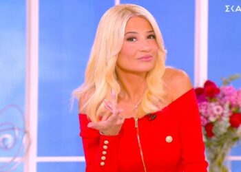 Σκορδά: Ξεκίνησε την εκπομπή με τραγούδι “Τρολια” για την Δούκισσα Νομικού