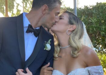 Πανέμορφη Νυφούλα η Σταυρούλα Χρυσαειδή! Ποζάρει αγκαλιά με τον αγαπημένο της- Το τρυφερό φιλί![video]