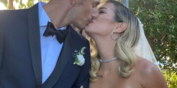 Πανέμορφη Νυφούλα η Σταυρούλα Χρυσαειδή! Ποζάρει αγκαλιά με τον αγαπημένο της- Το τρυφερό φιλί![video]