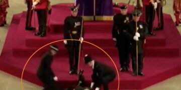 Φρουρός λιποθύμησε τη νύχτα δίπλα από το φέρετρο της Ελισάβετ[video]