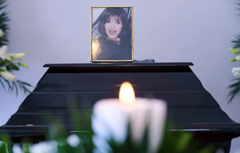 Μάρθα Καραγιάννη: Σπαραγμός στην κηδεία-«Καλό ταξίδι, θα σε θυμόμαστε για πάντα»[Φωτογραφίες]