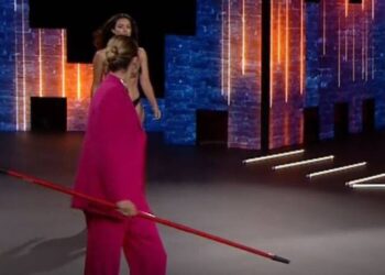 GNTM 5: Βγήκε το μοντέλο και η Βίκυ Καγιά έπιασε το σκουπόξυλο![video]